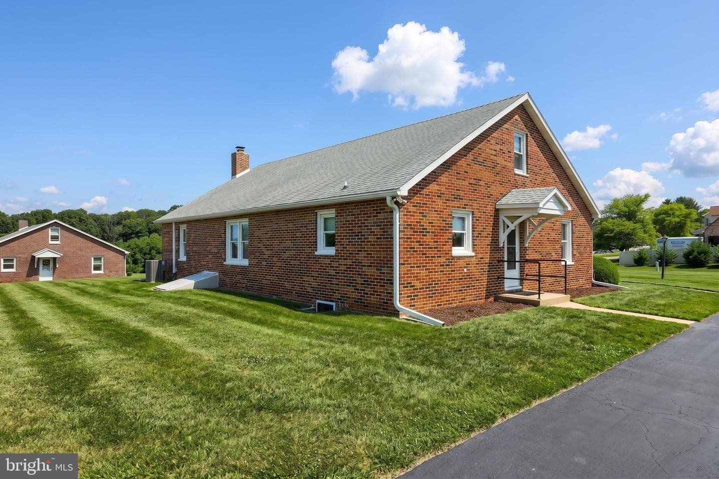 2056 Bridgeview Road photo 4