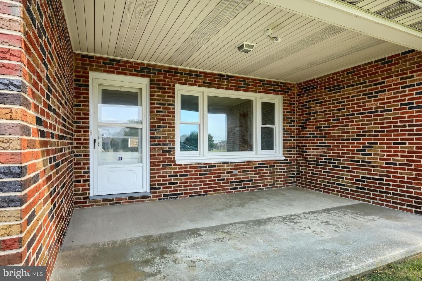 2056 Bridgeview Road photo 5