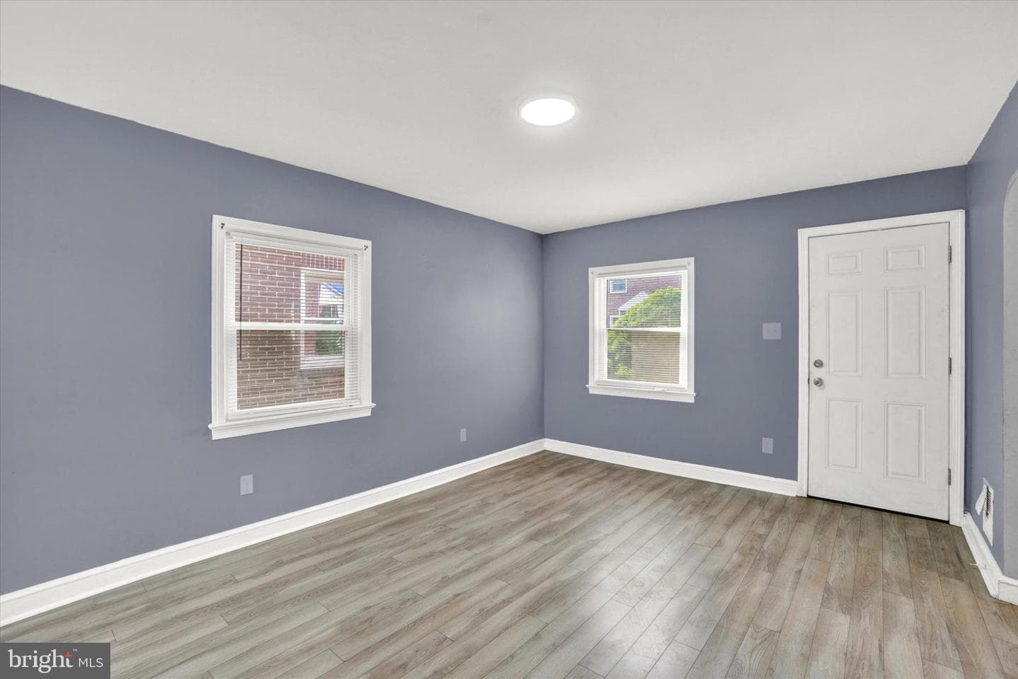 1123 E Poplar Street photo 3