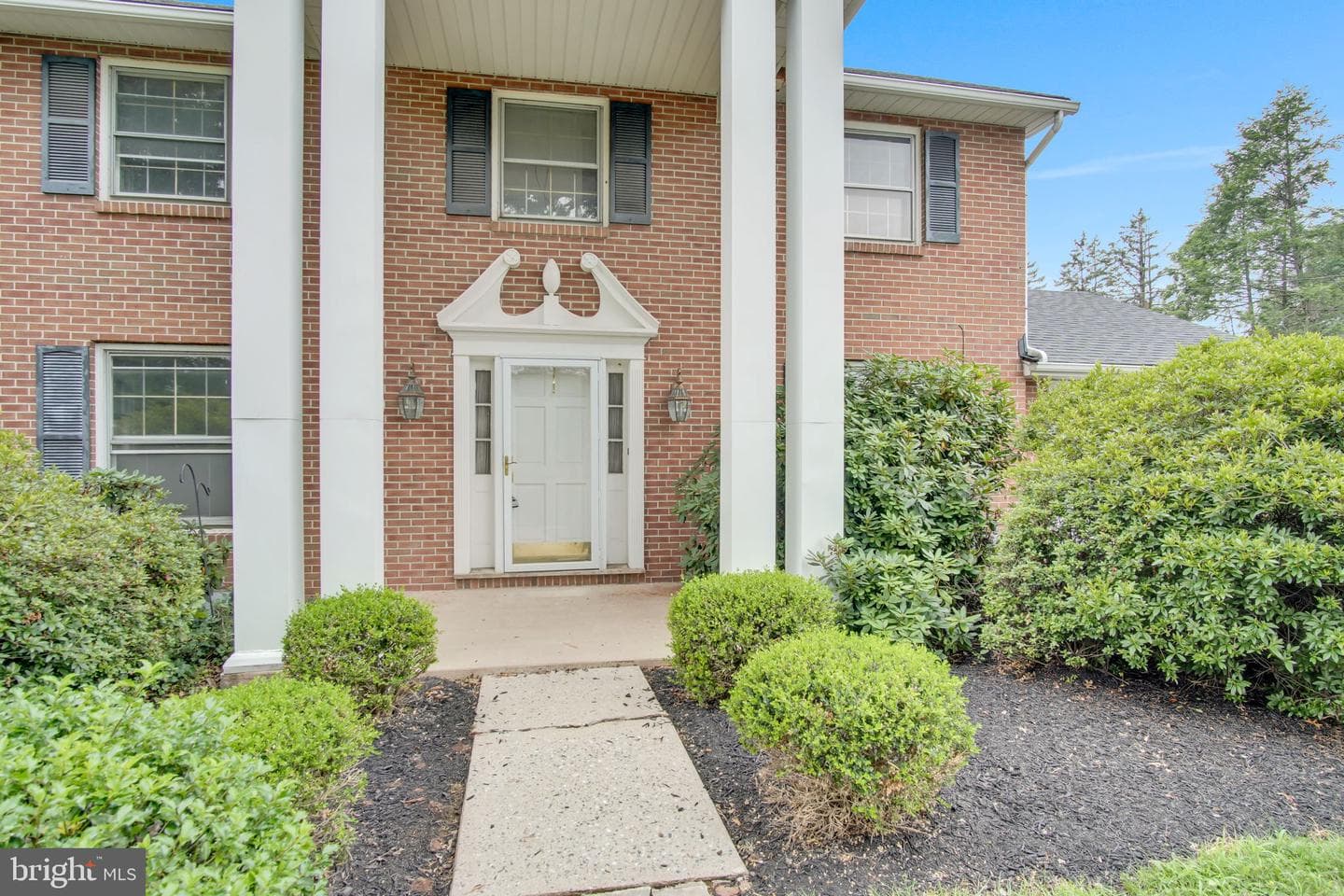 811 Greenbriar Road photo 3