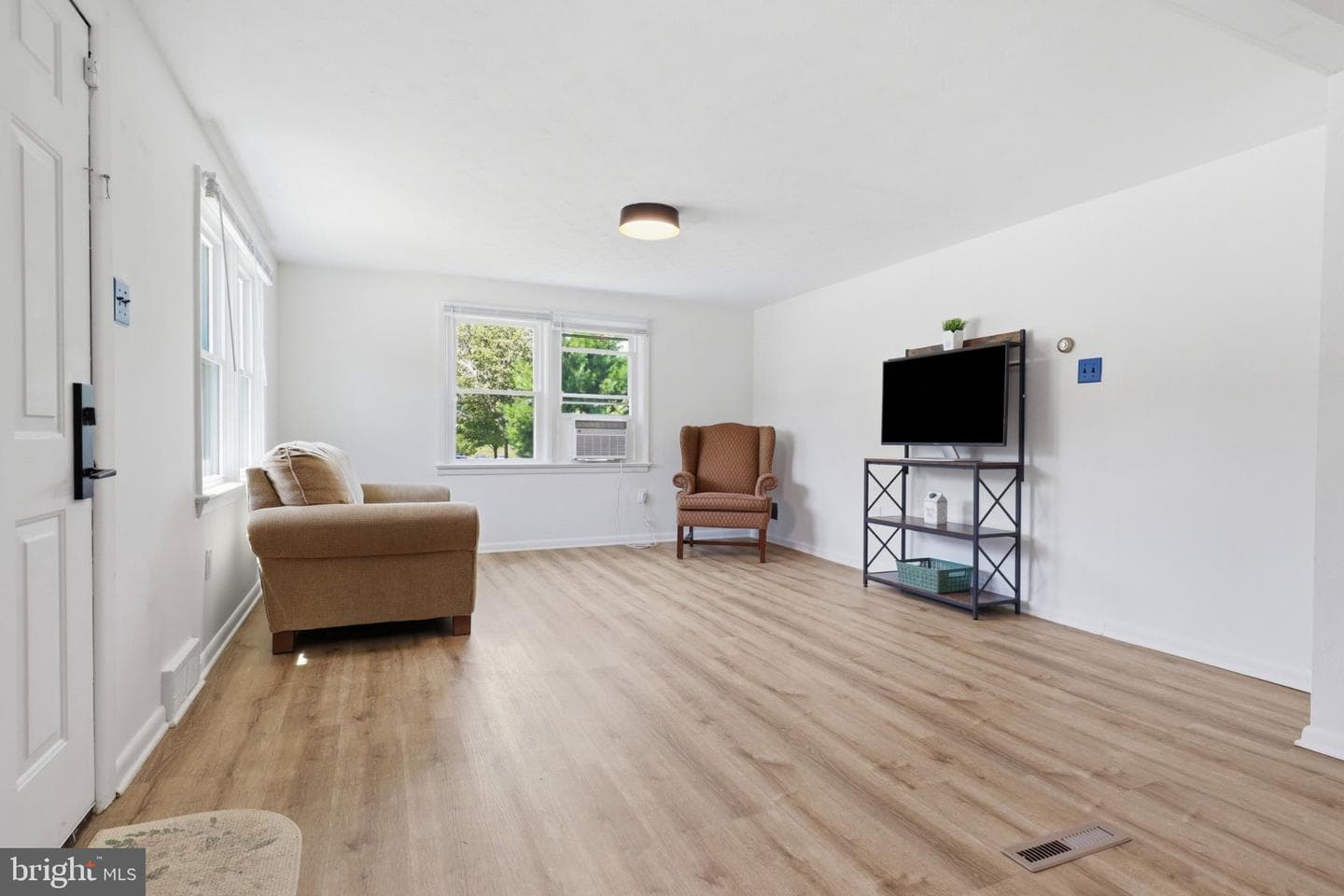 2260 S George Street photo 8
