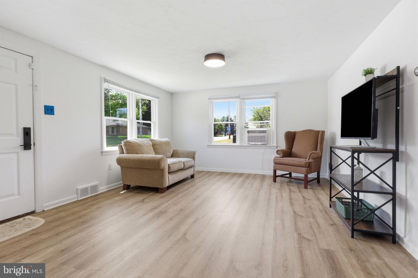 2260 S George Street photo 9