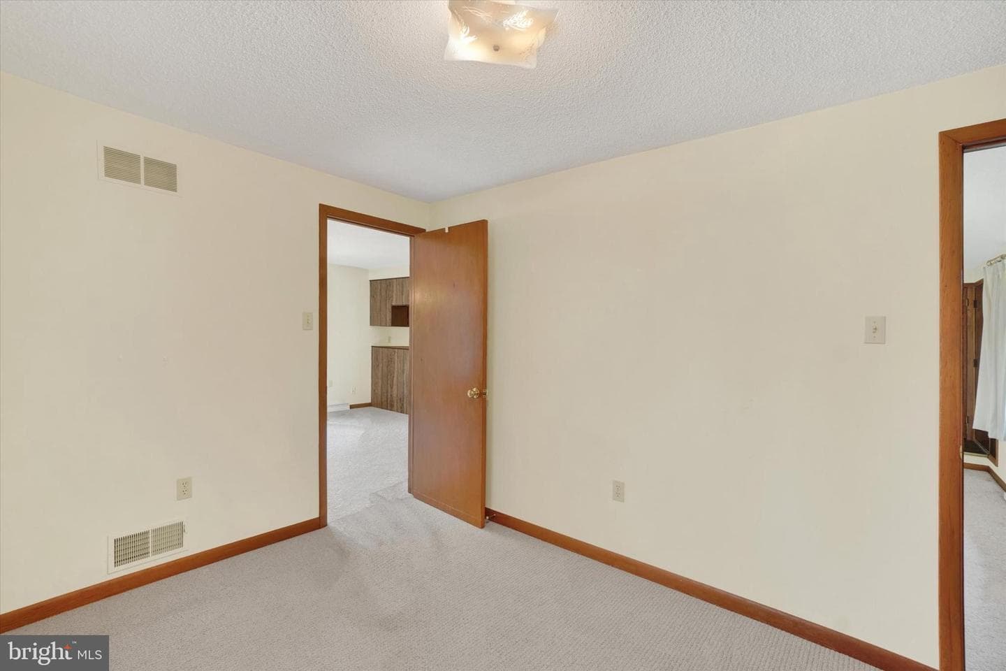 406 Beaumont Road photo 12