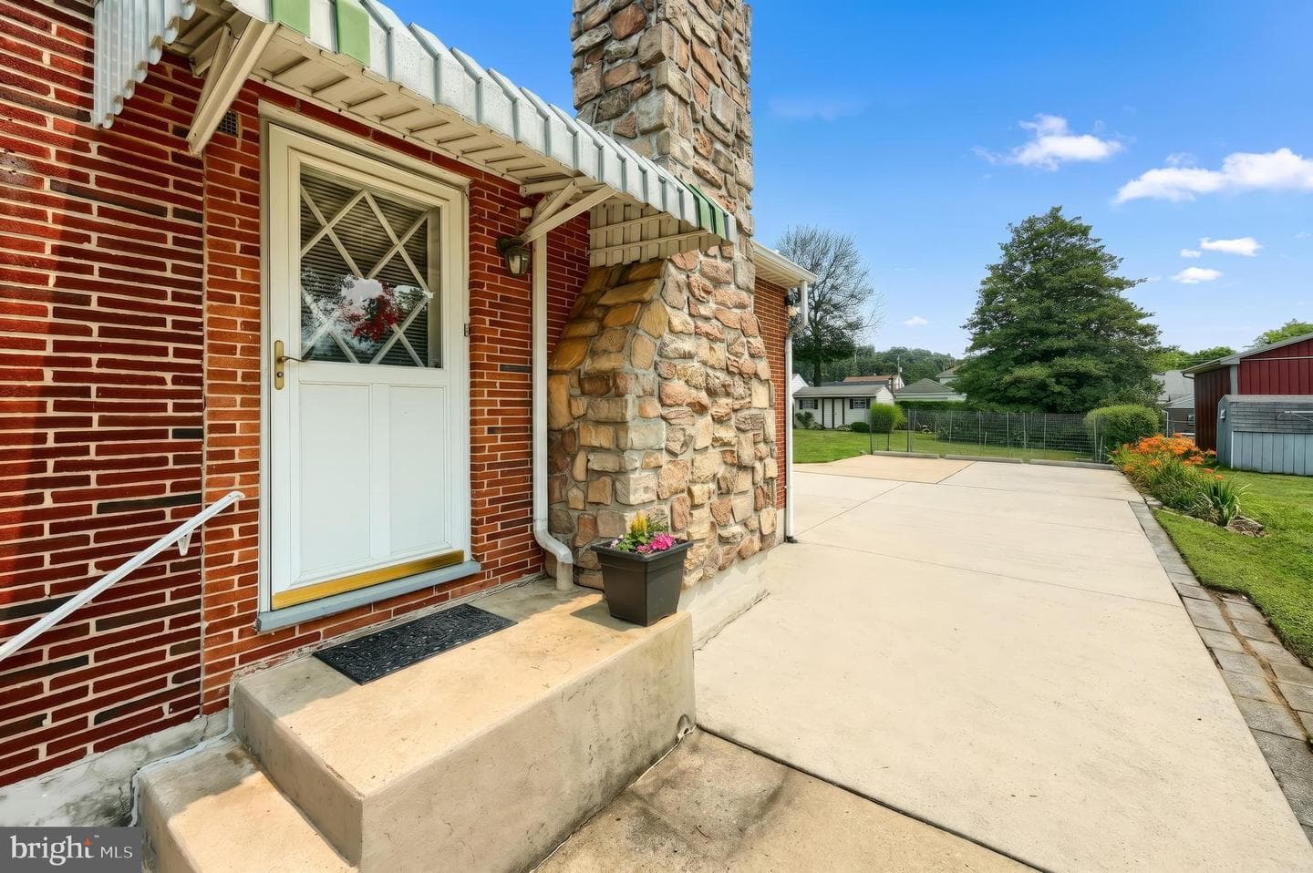 2135 Pleasant View Drive photo 4