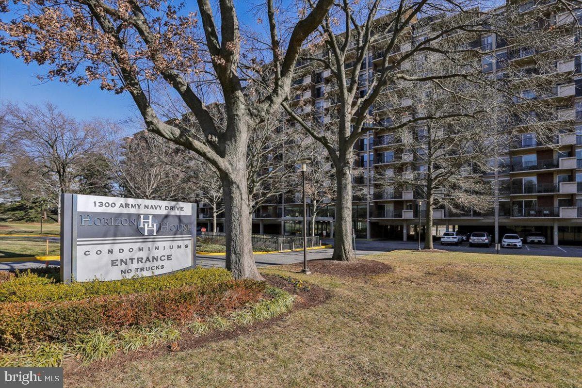 1300 Army Navy Drive #106, Arlington