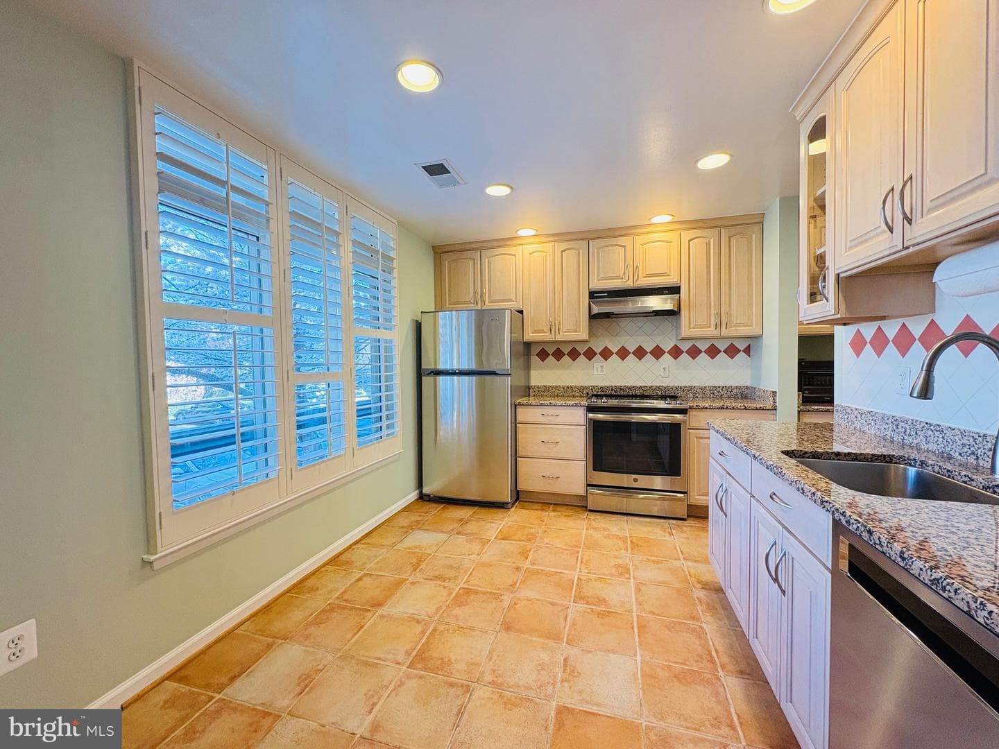 1661 S Hayes Street #2 photo 4
