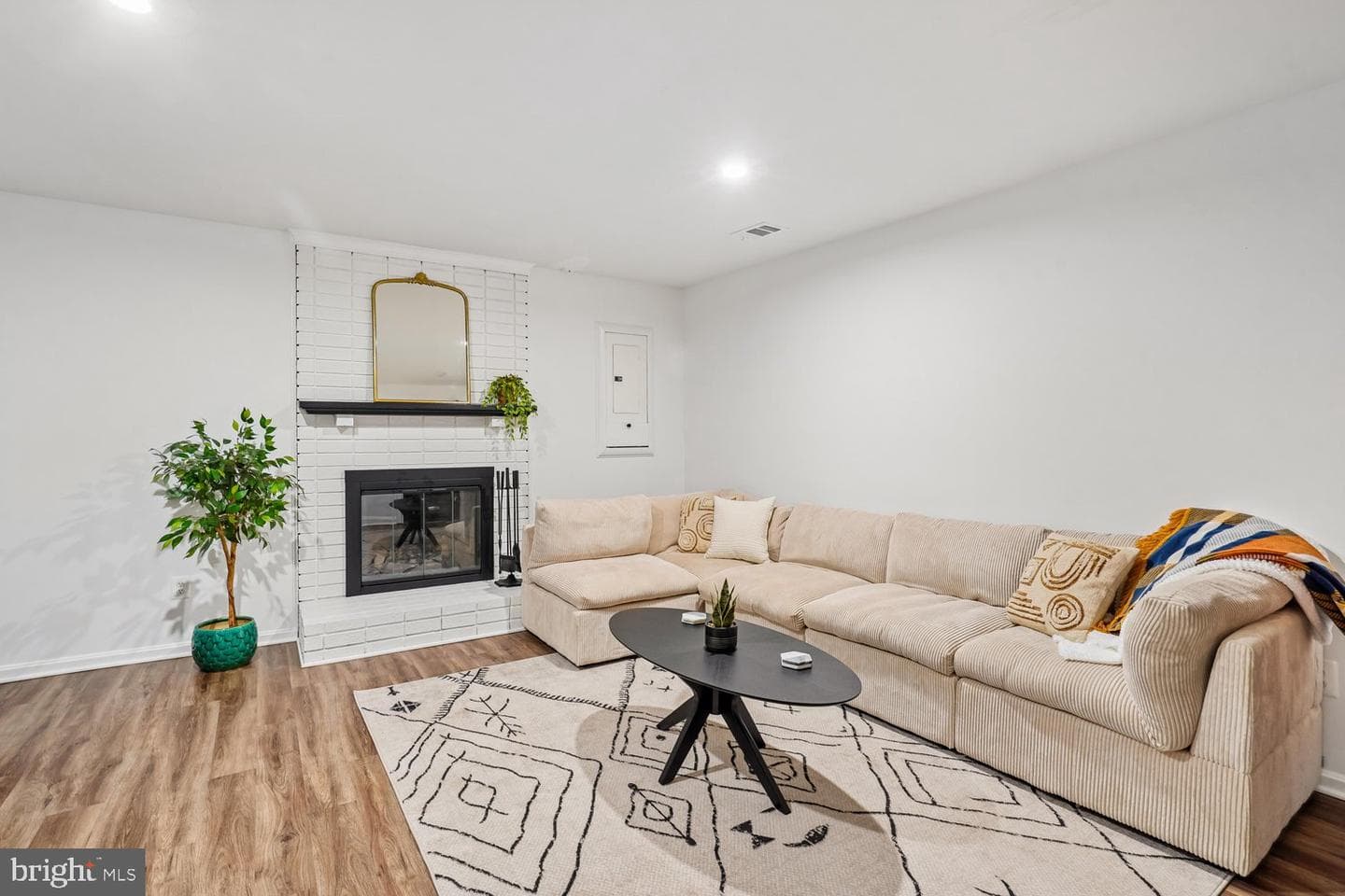 1179 N Vernon Street photo 20
