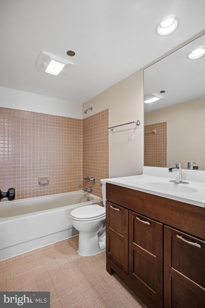 1301 N Courthouse Road #1612 photo 28
