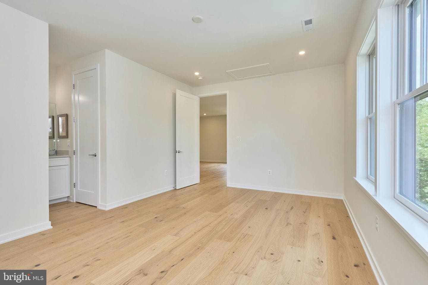 409 Jackson Street N photo 22