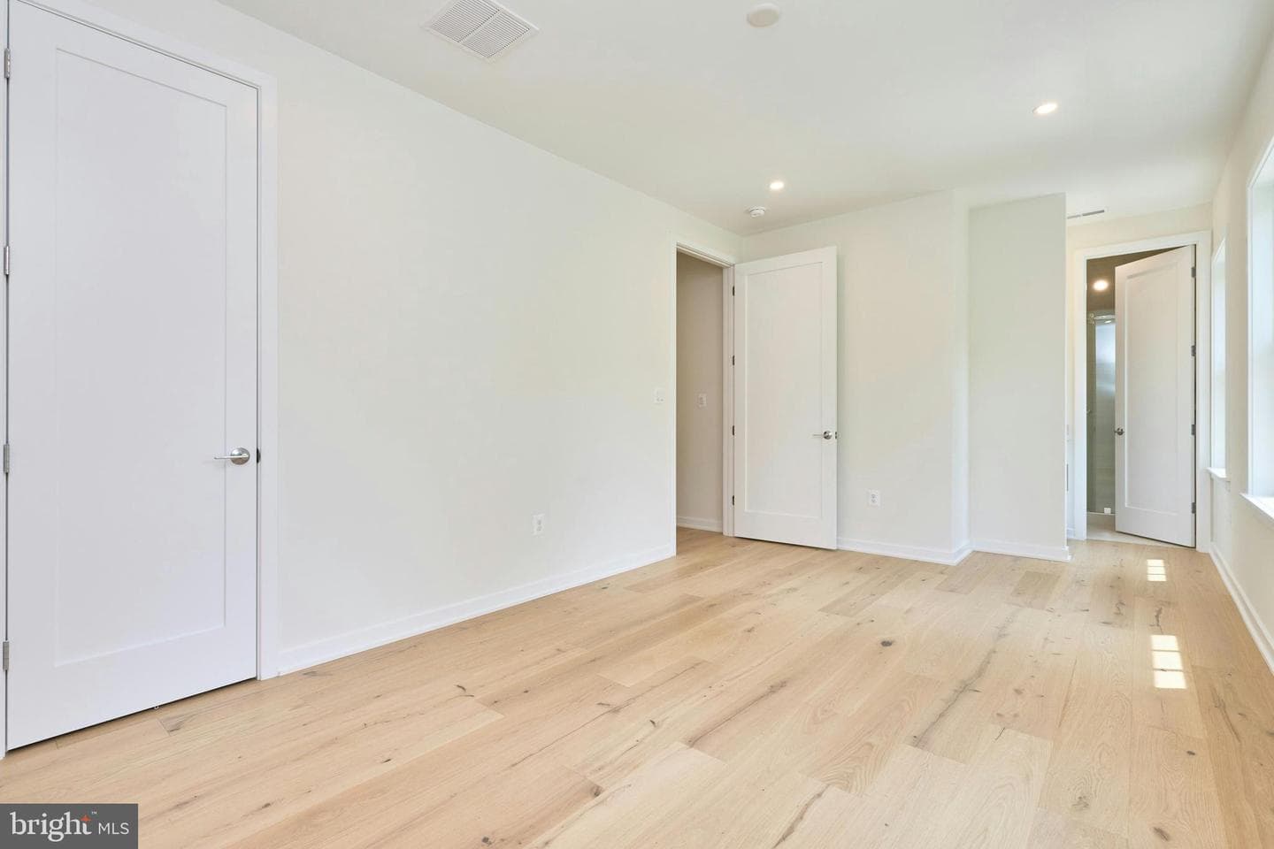 409 Jackson Street N photo 26