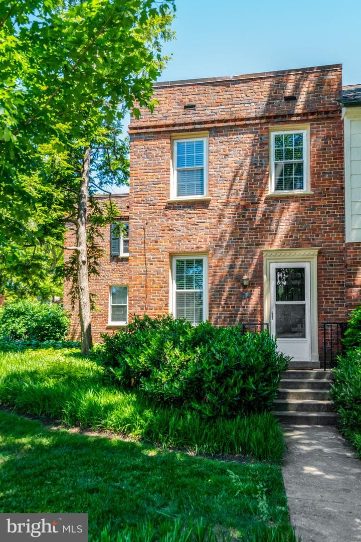 1303 S Barton Street #211 photo 3