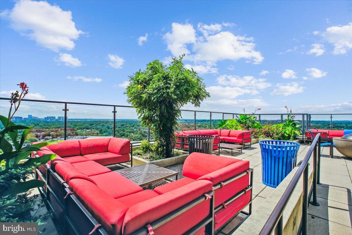 851 N Glebe Road #1003 photo 21