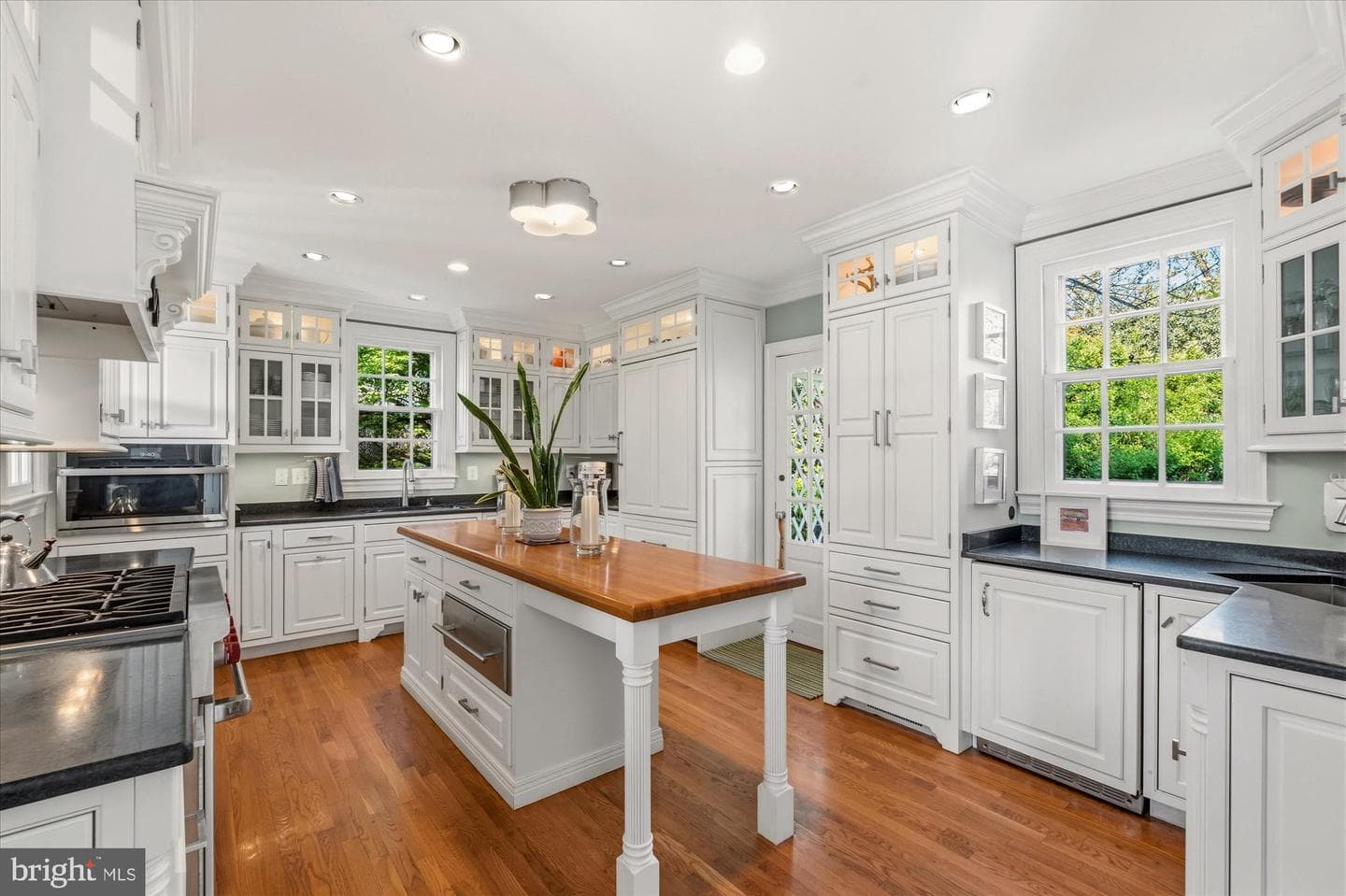 305 Mansion Drive photo 34