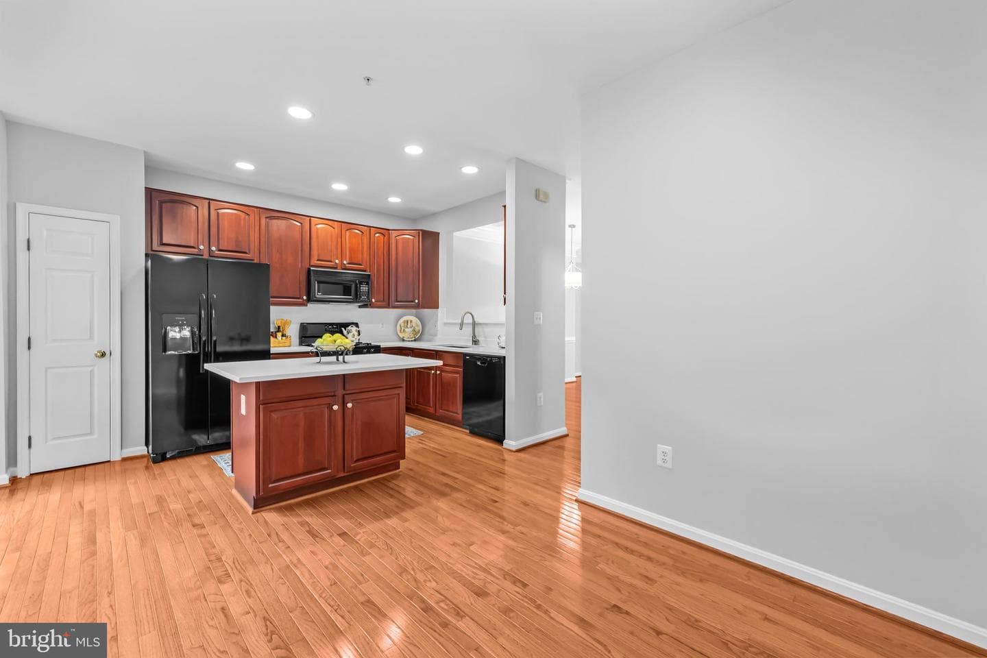 120 Martin Lane photo 27