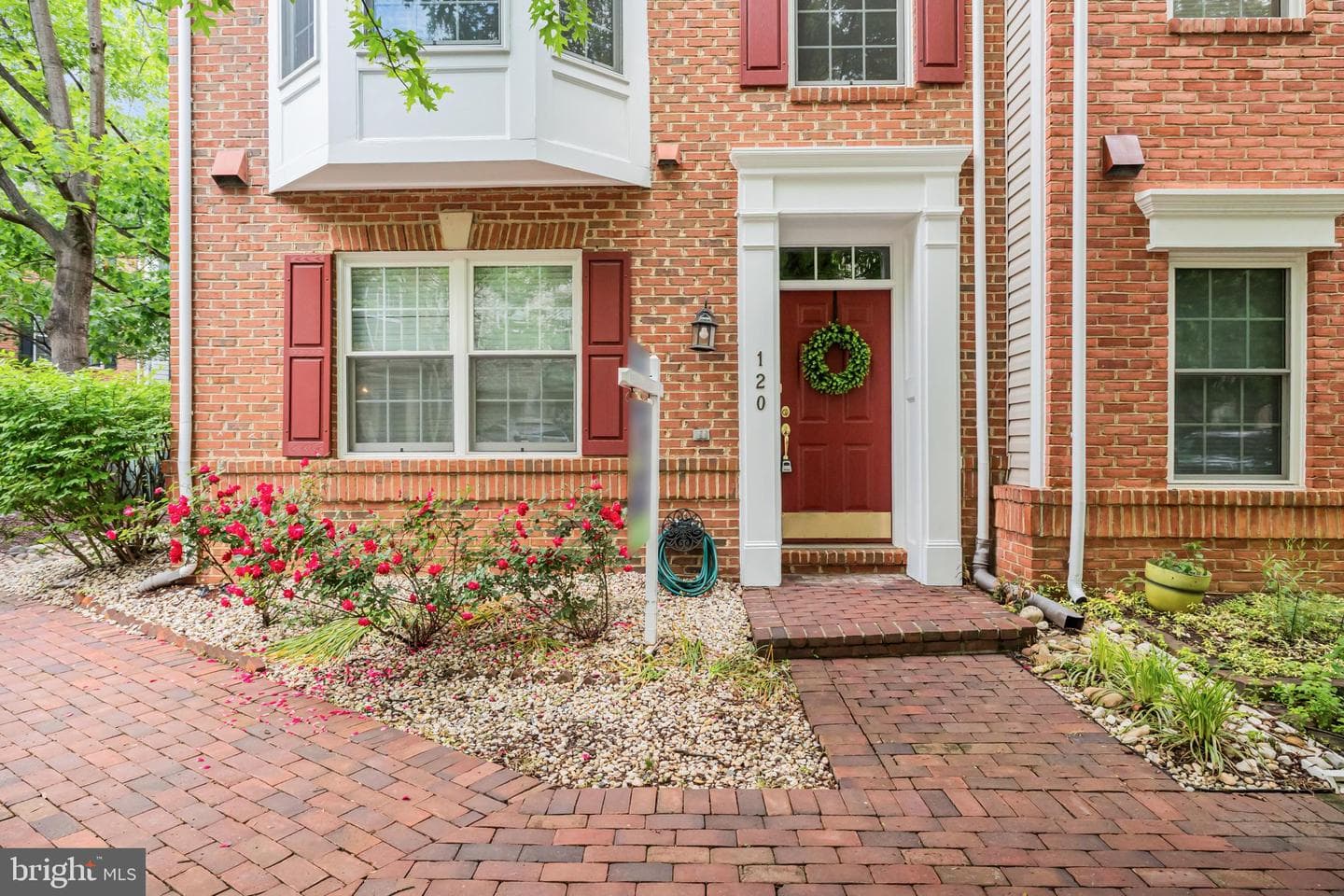 120 Martin Lane photo 3