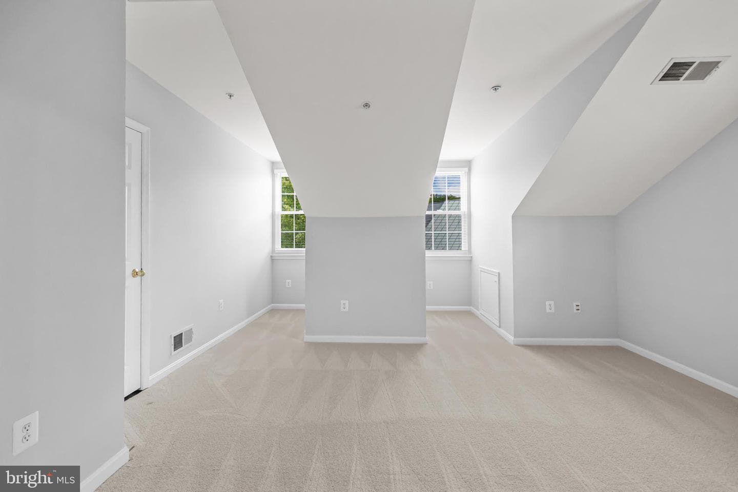 120 Martin Lane photo 46