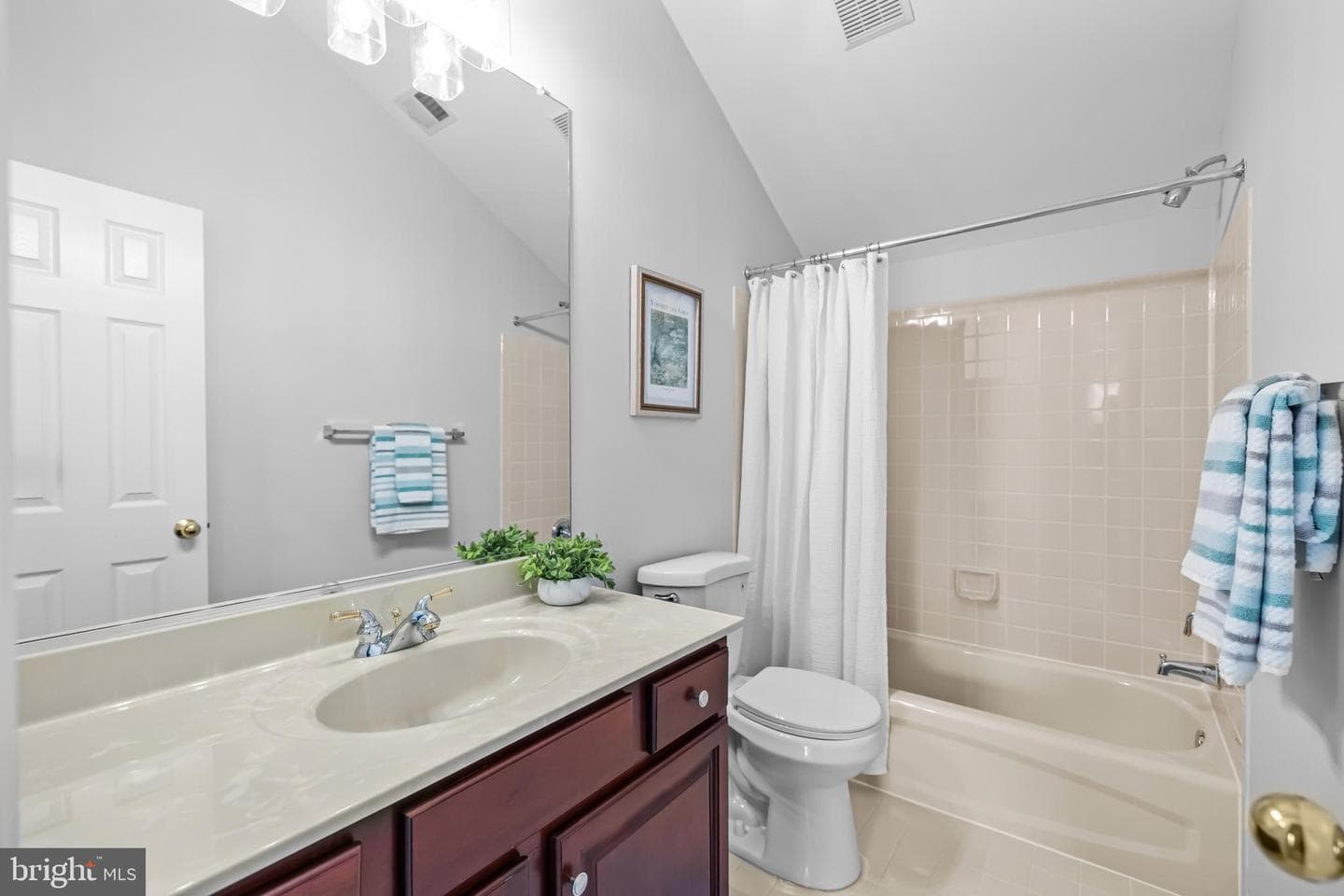 120 Martin Lane photo 49