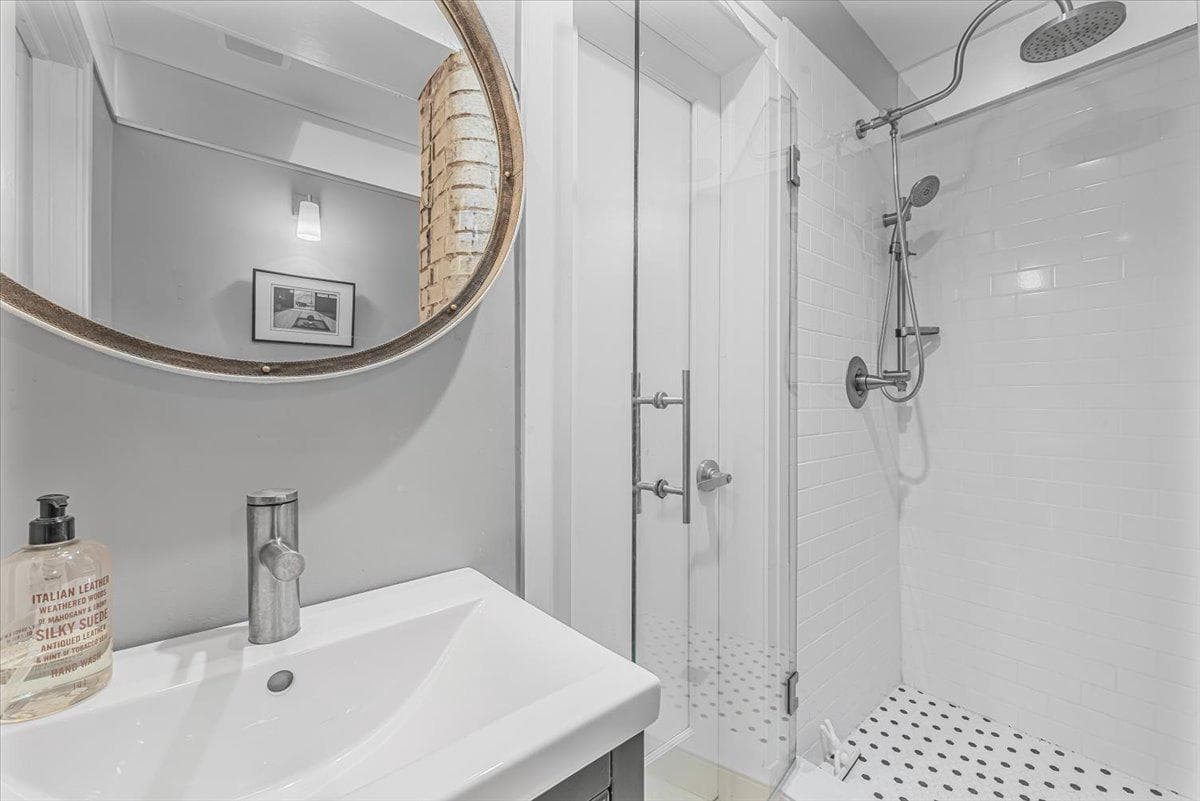 1210 Queen St #1 photo 29