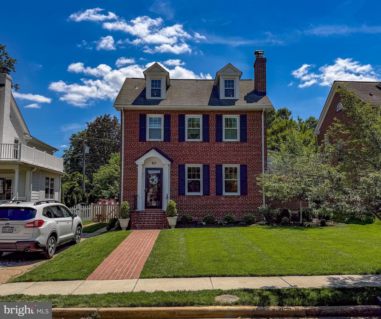 10 W Oak Street