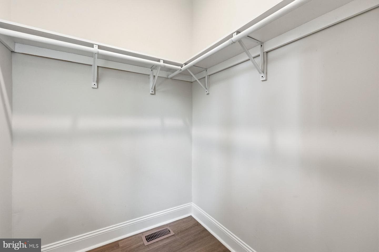 1004 Colonial Avenue photo 20