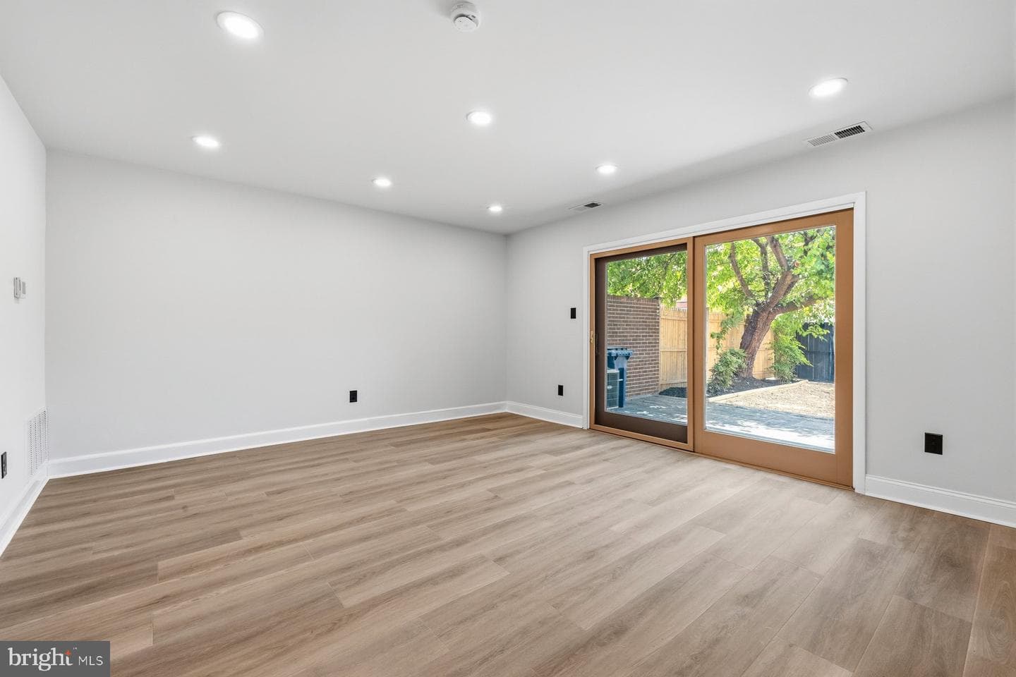 1004 Colonial Avenue photo 4