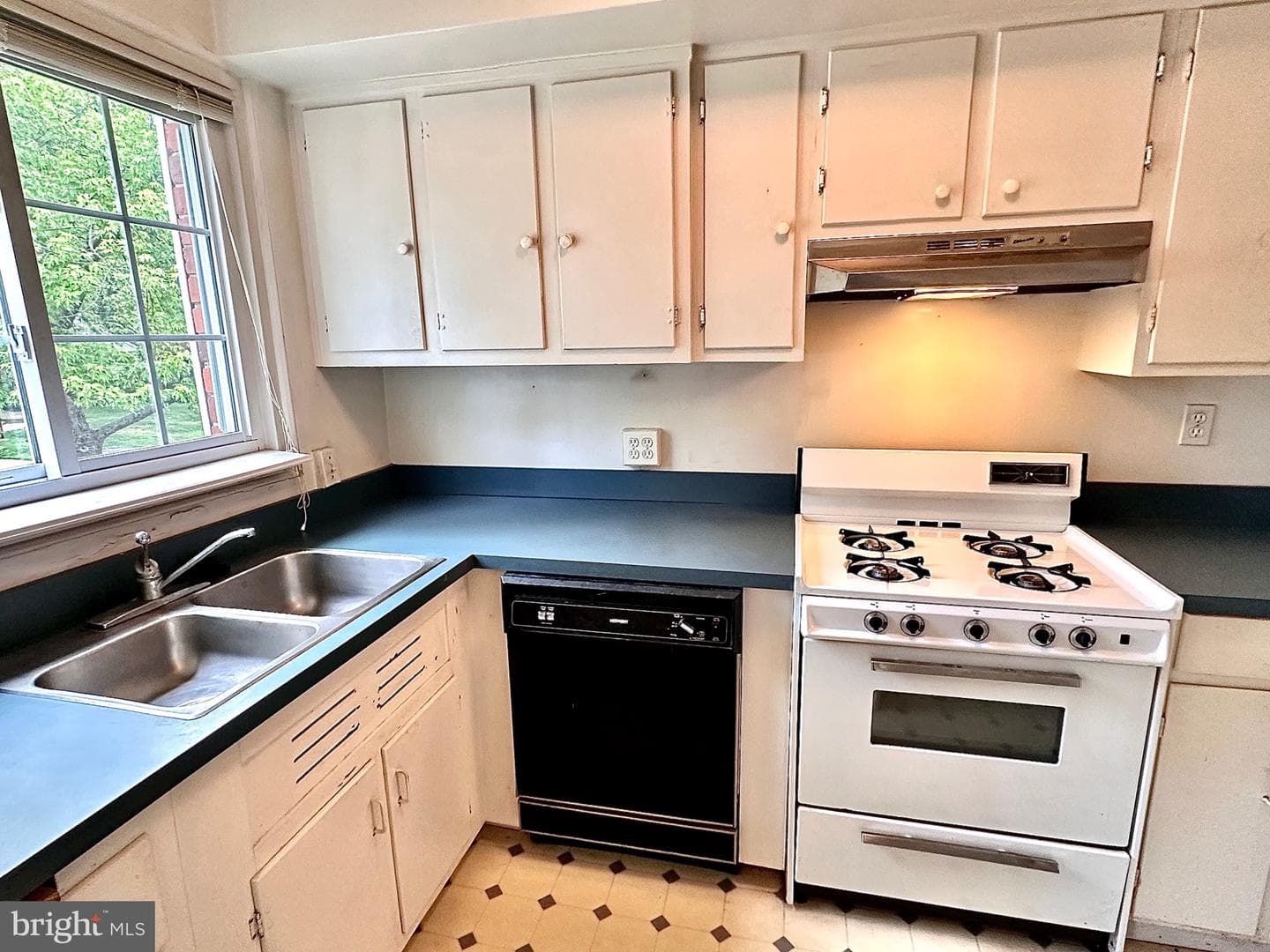 1119 Beverley Drive photo 4
