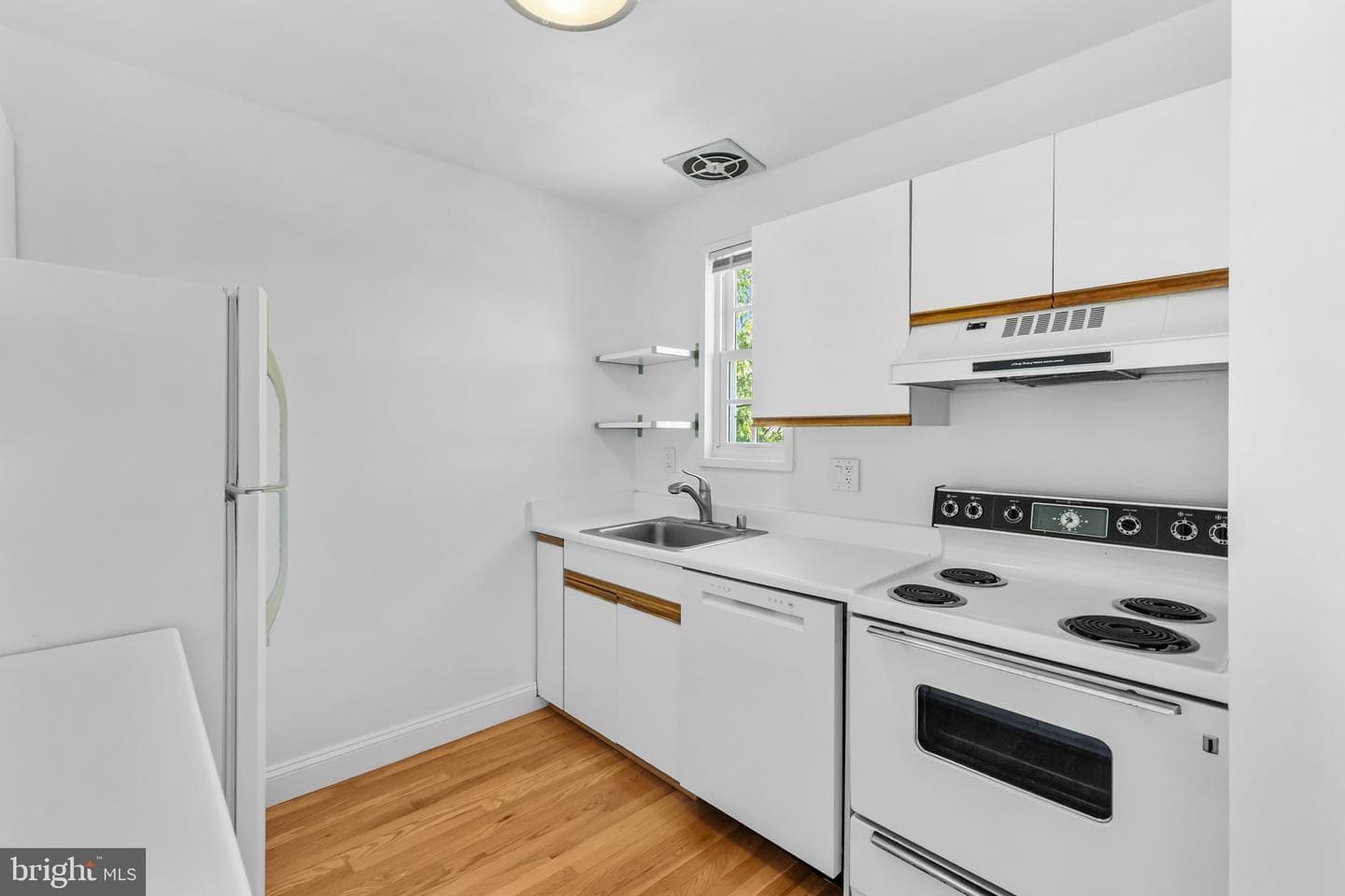 1630 W Abingdon Drive #302 photo 9