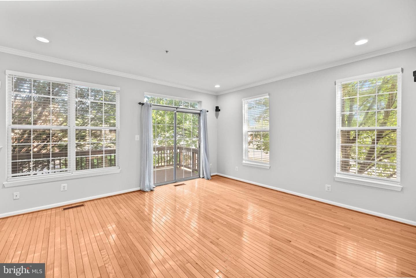 101 Martin Lane photo 29