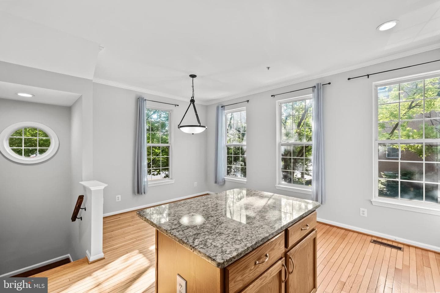 101 Martin Lane photo 39