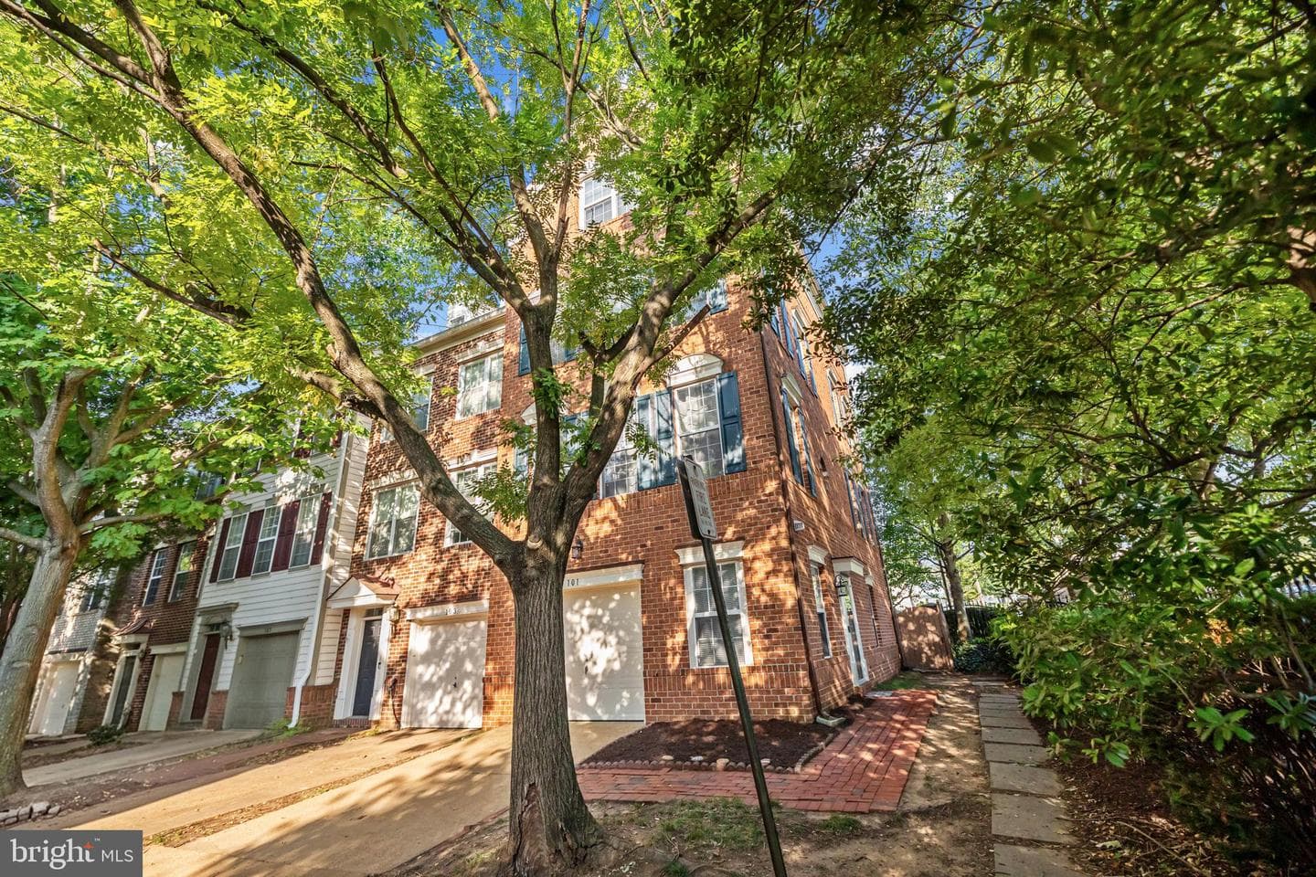 101 Martin Lane photo 4
