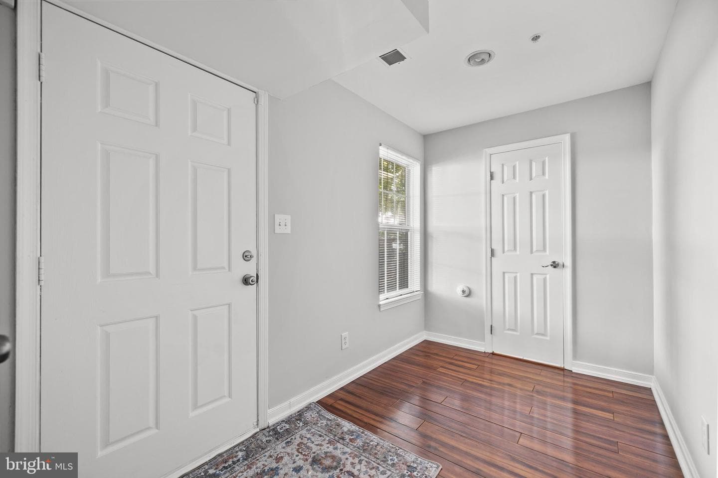 101 Martin Lane photo 7