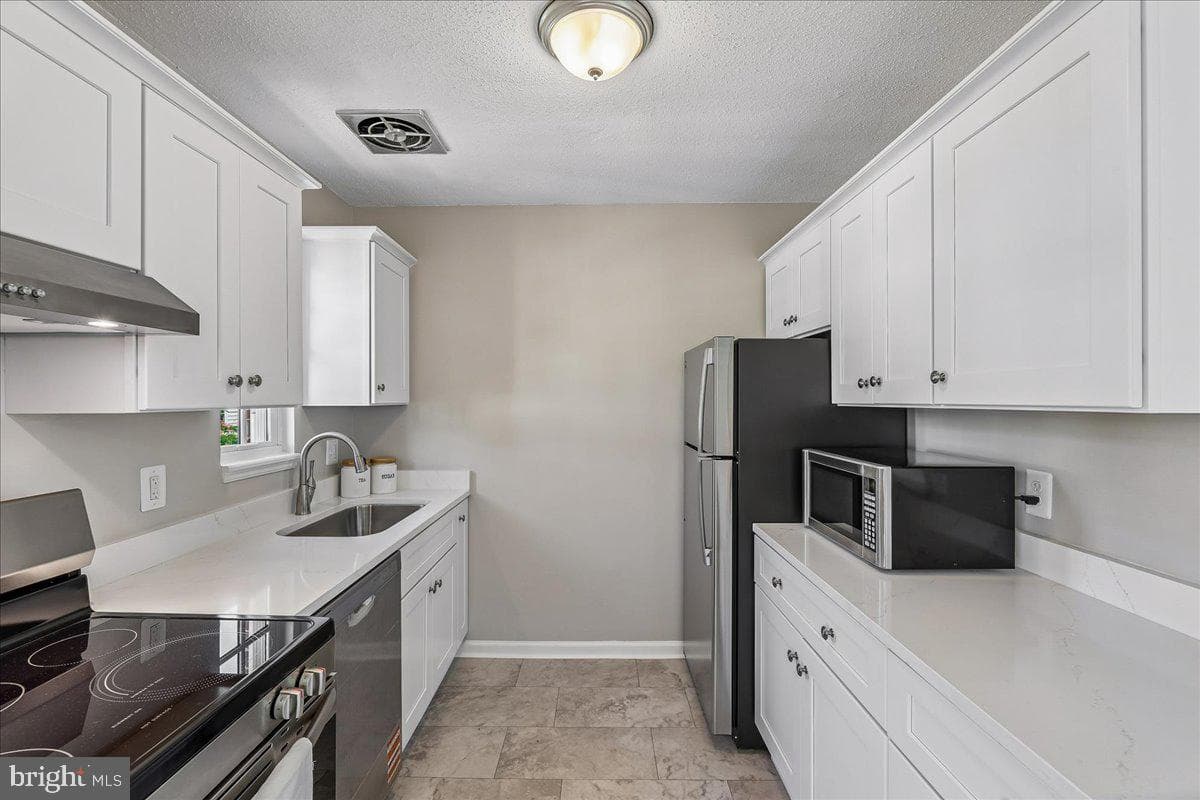 1708 W Abingdon Drive #301 photo 9