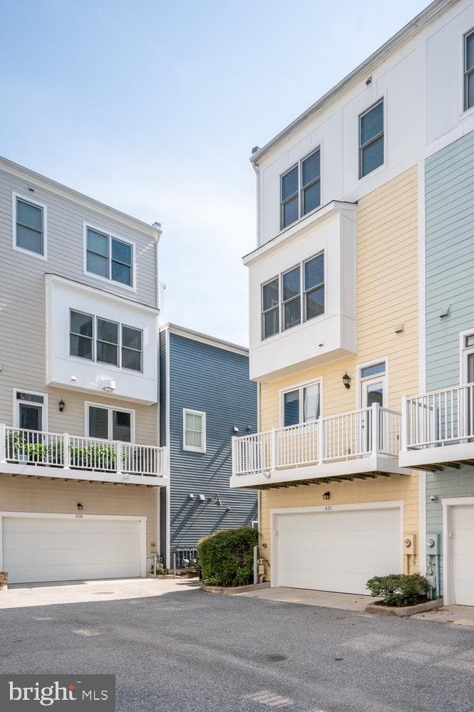 820 N Alfred Street photo 46