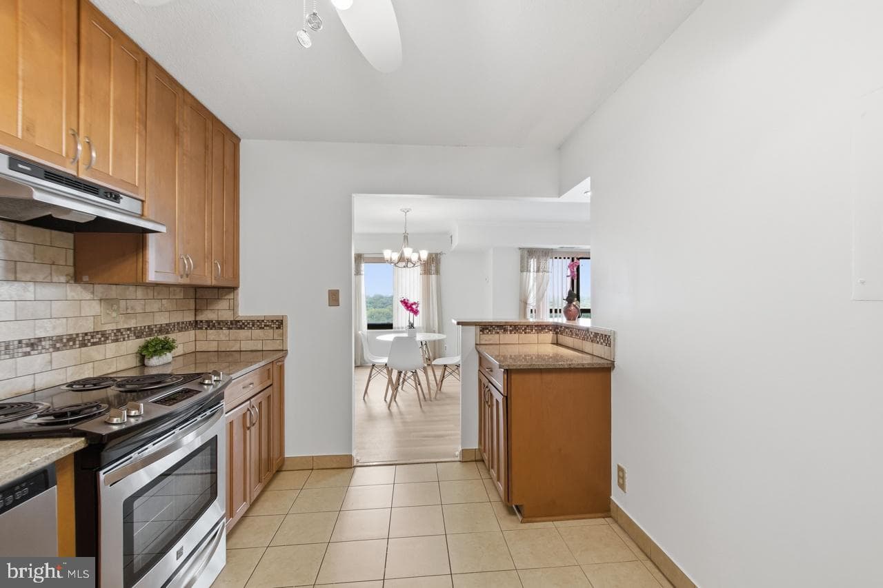307 Yoakum Parkway #1104 photo 27