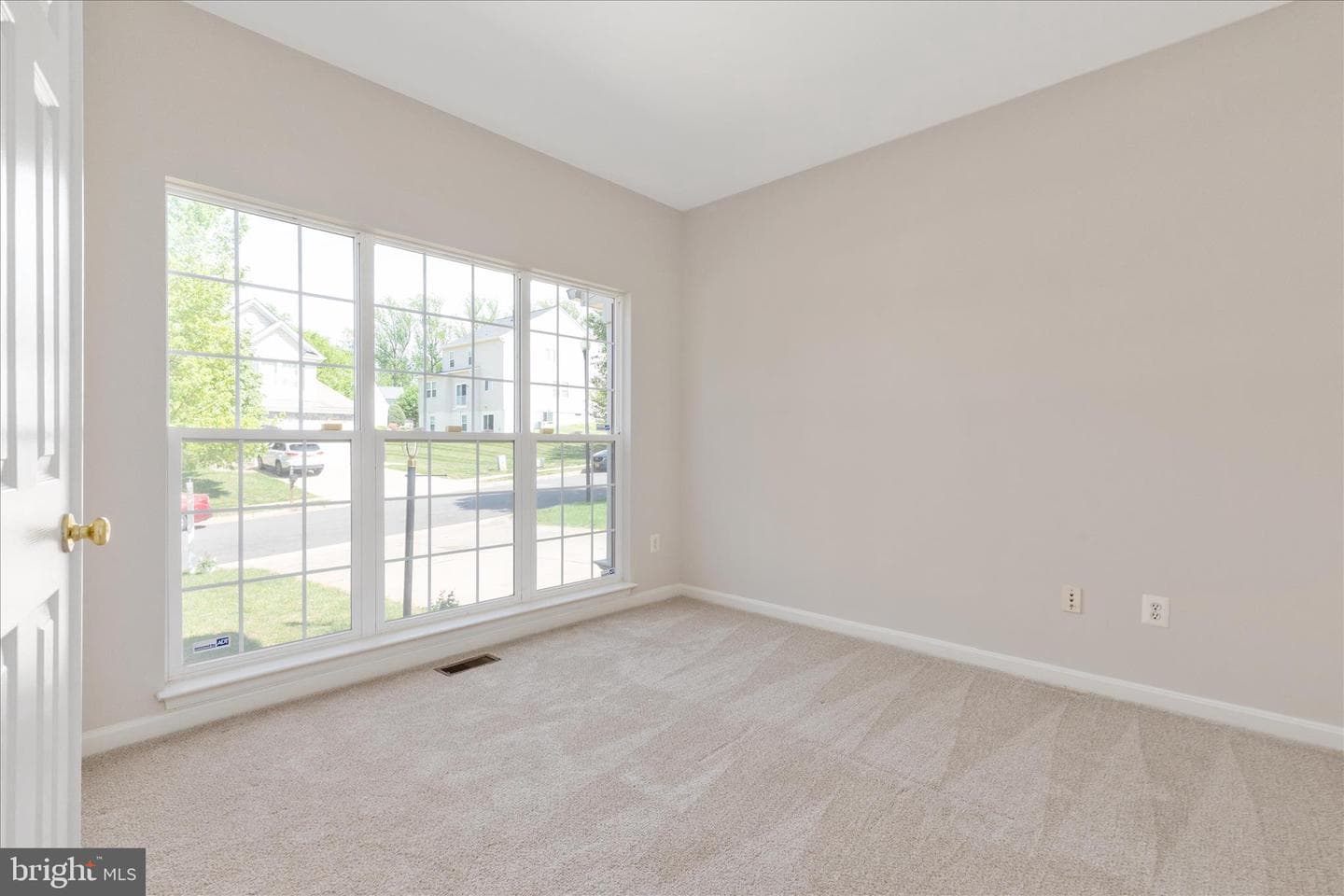 813 Kingsbrook Road photo 9