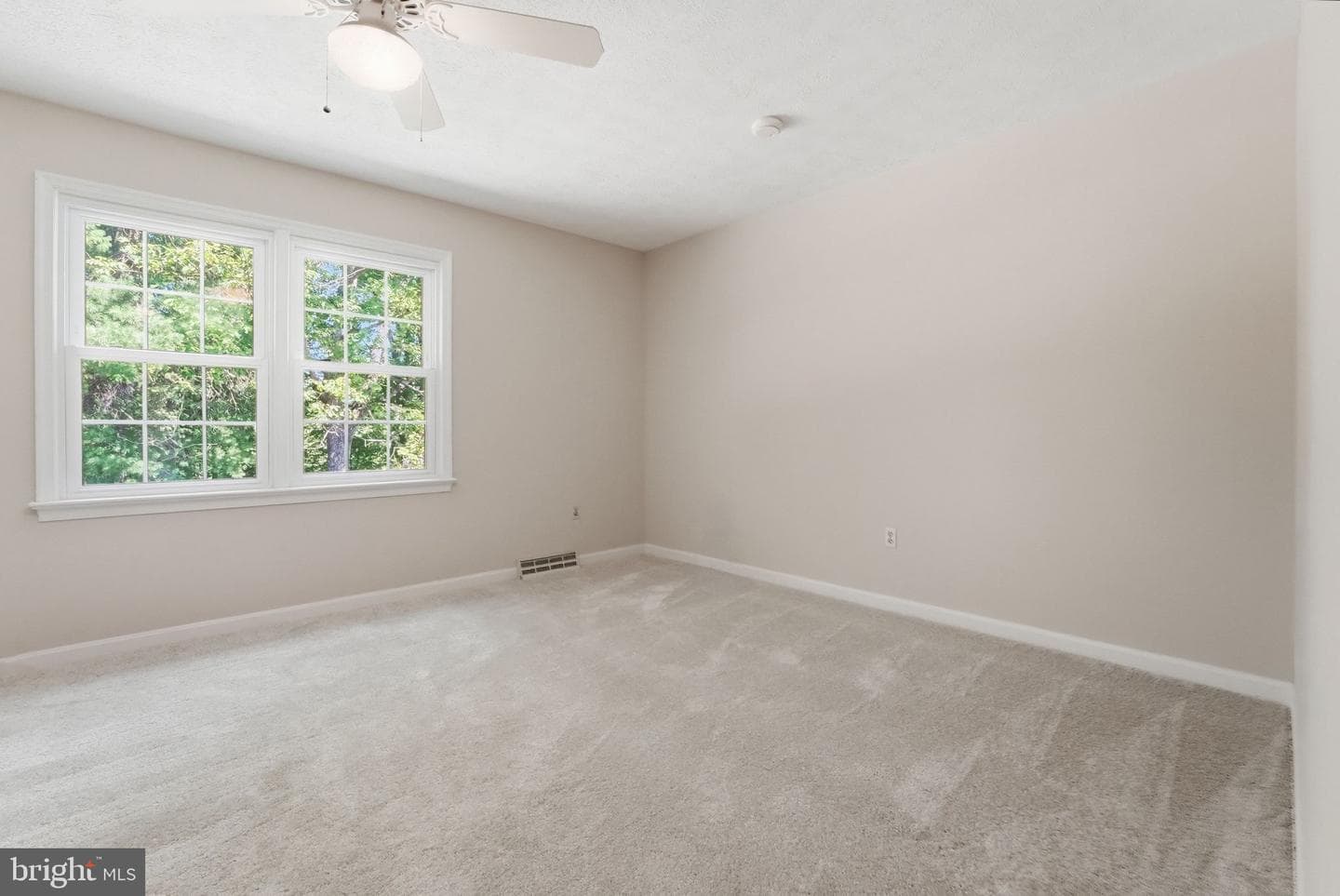 12389 Calvert Street photo 32