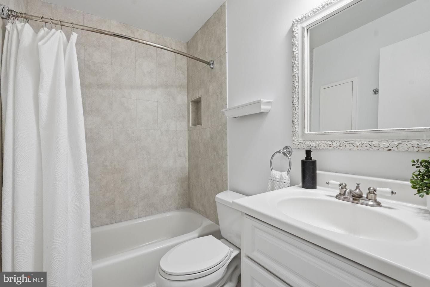 1138 S Washington Street #204 photo 17