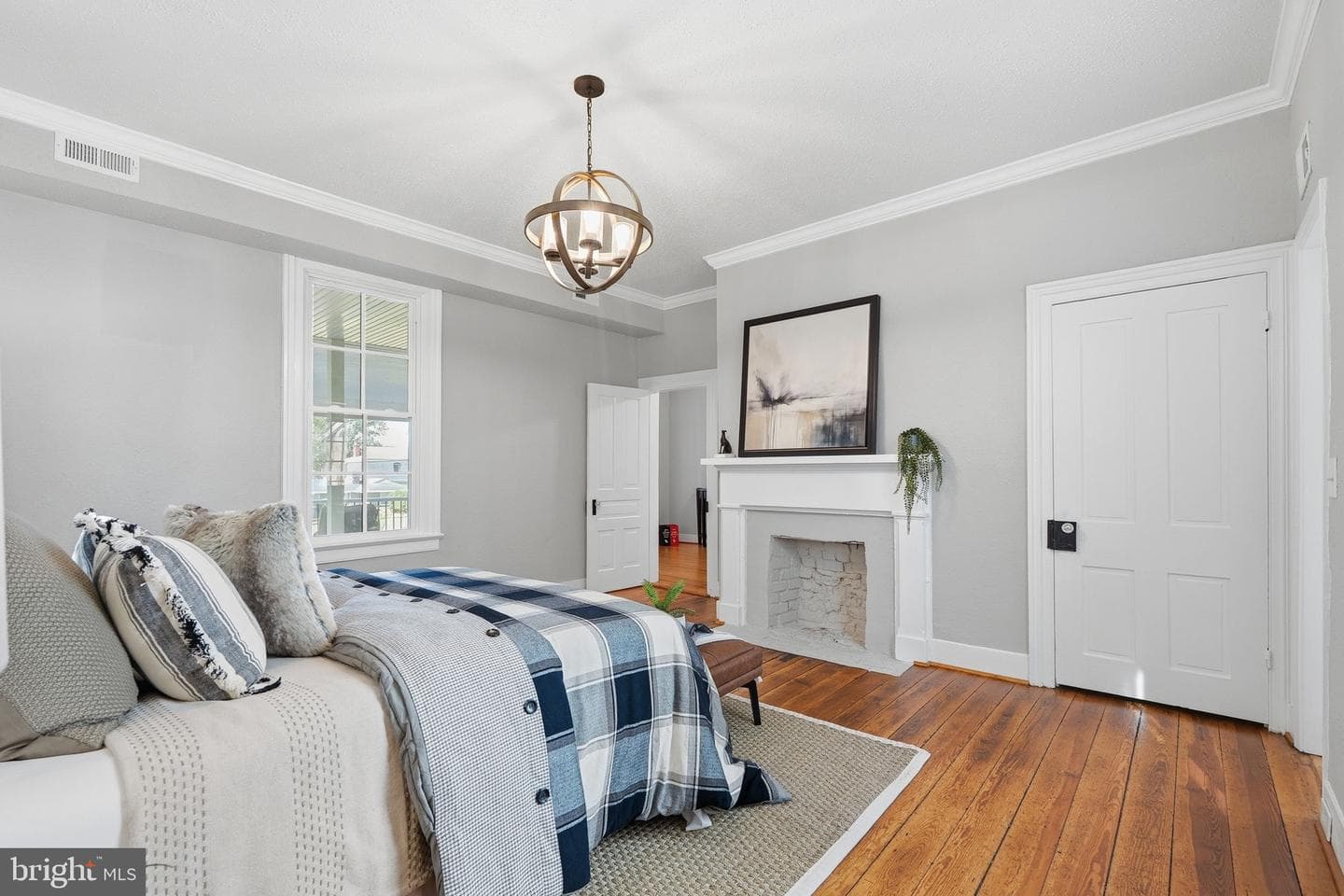 105 E Washington Street photo 14