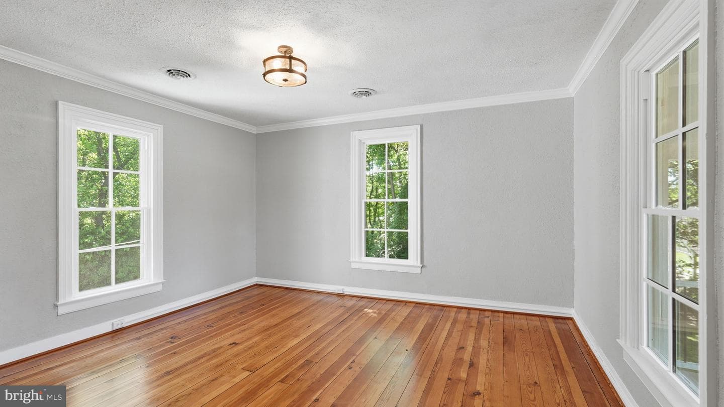 105 E Washington Street photo 21