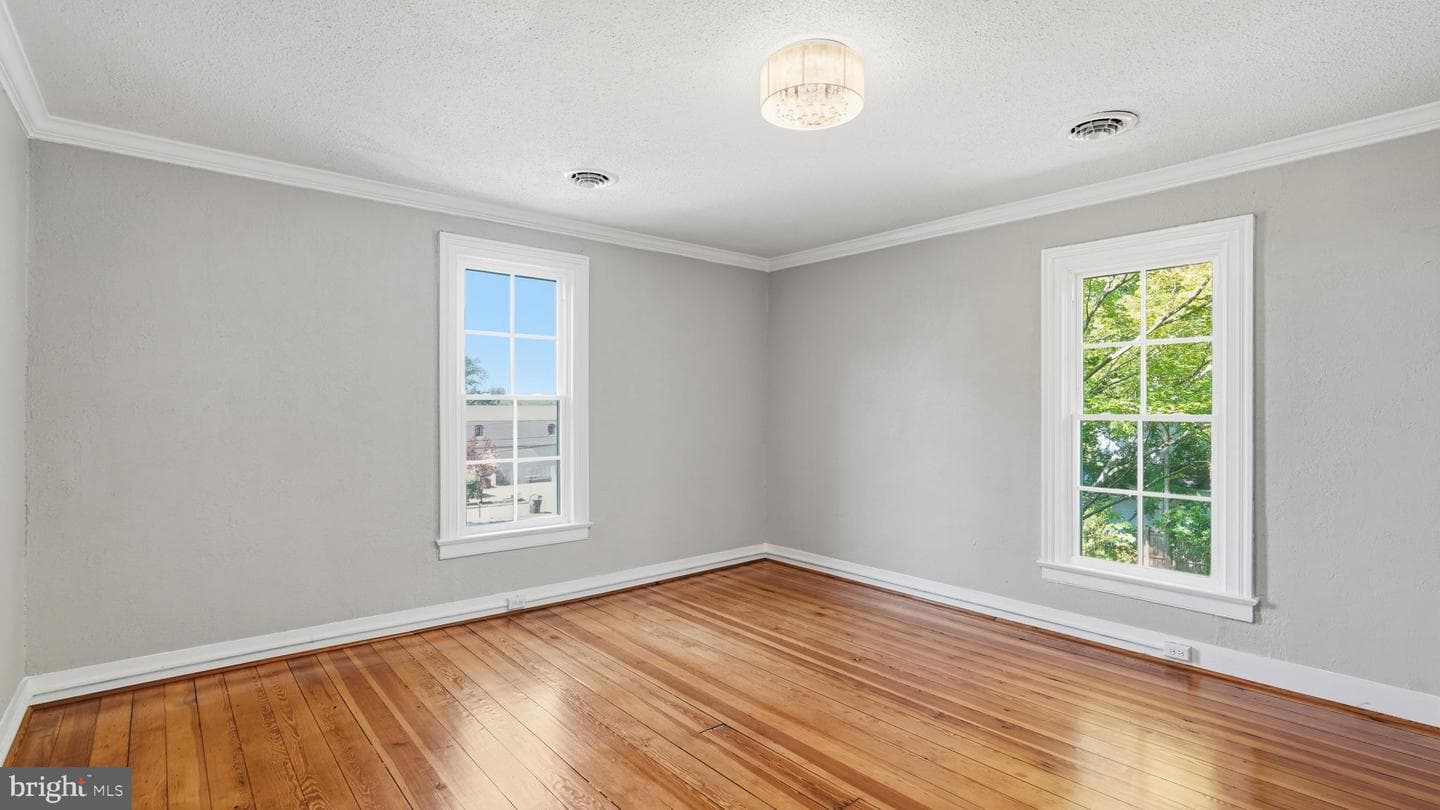105 E Washington Street photo 23