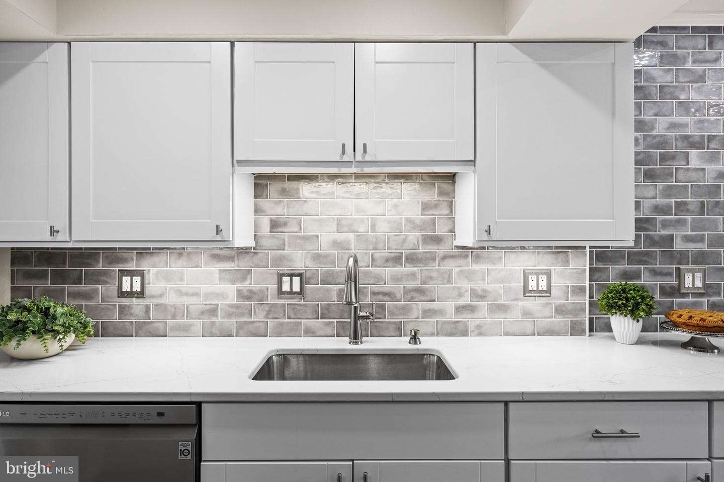 210 Leeds Court E photo 10