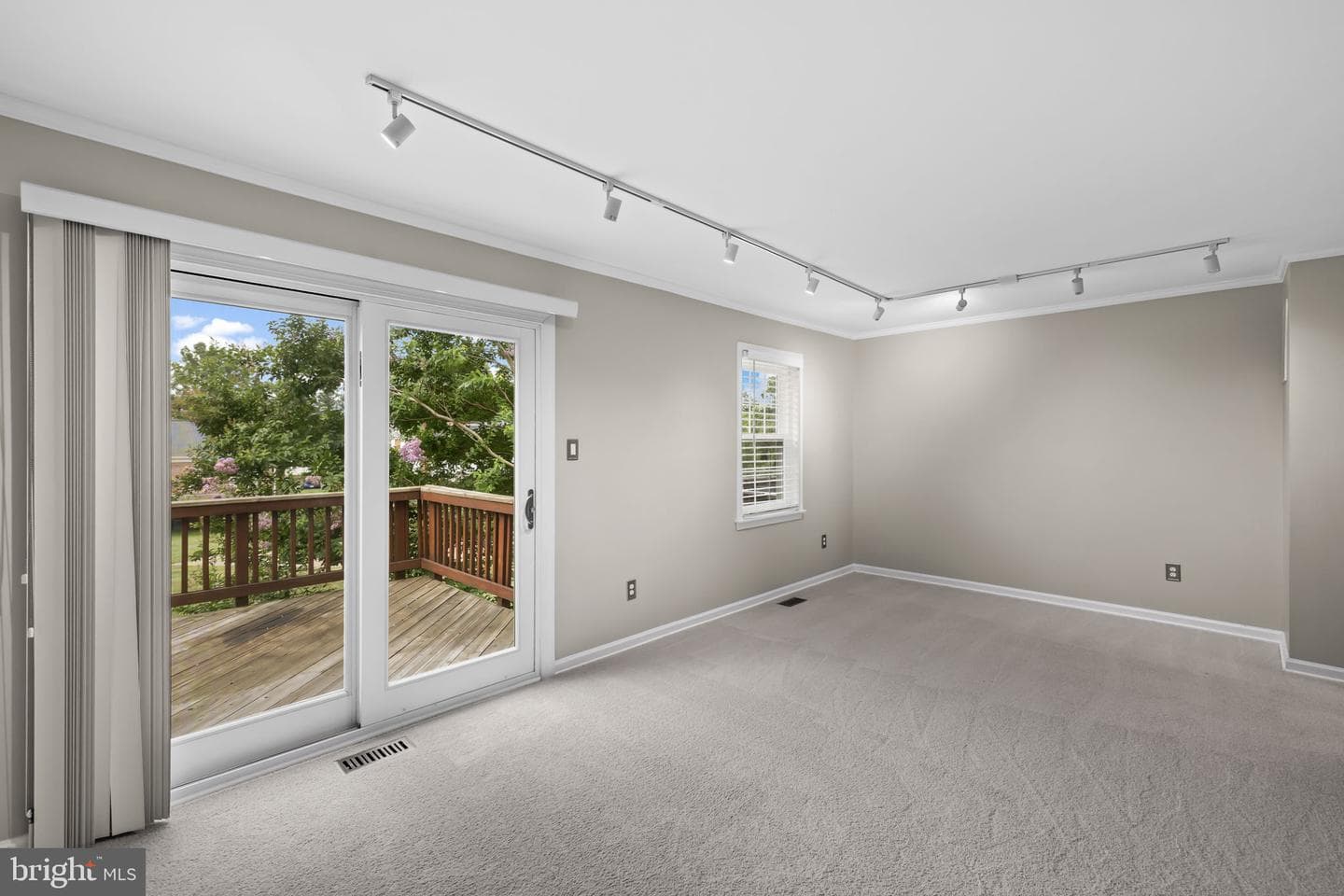 210 Leeds Court E photo 14