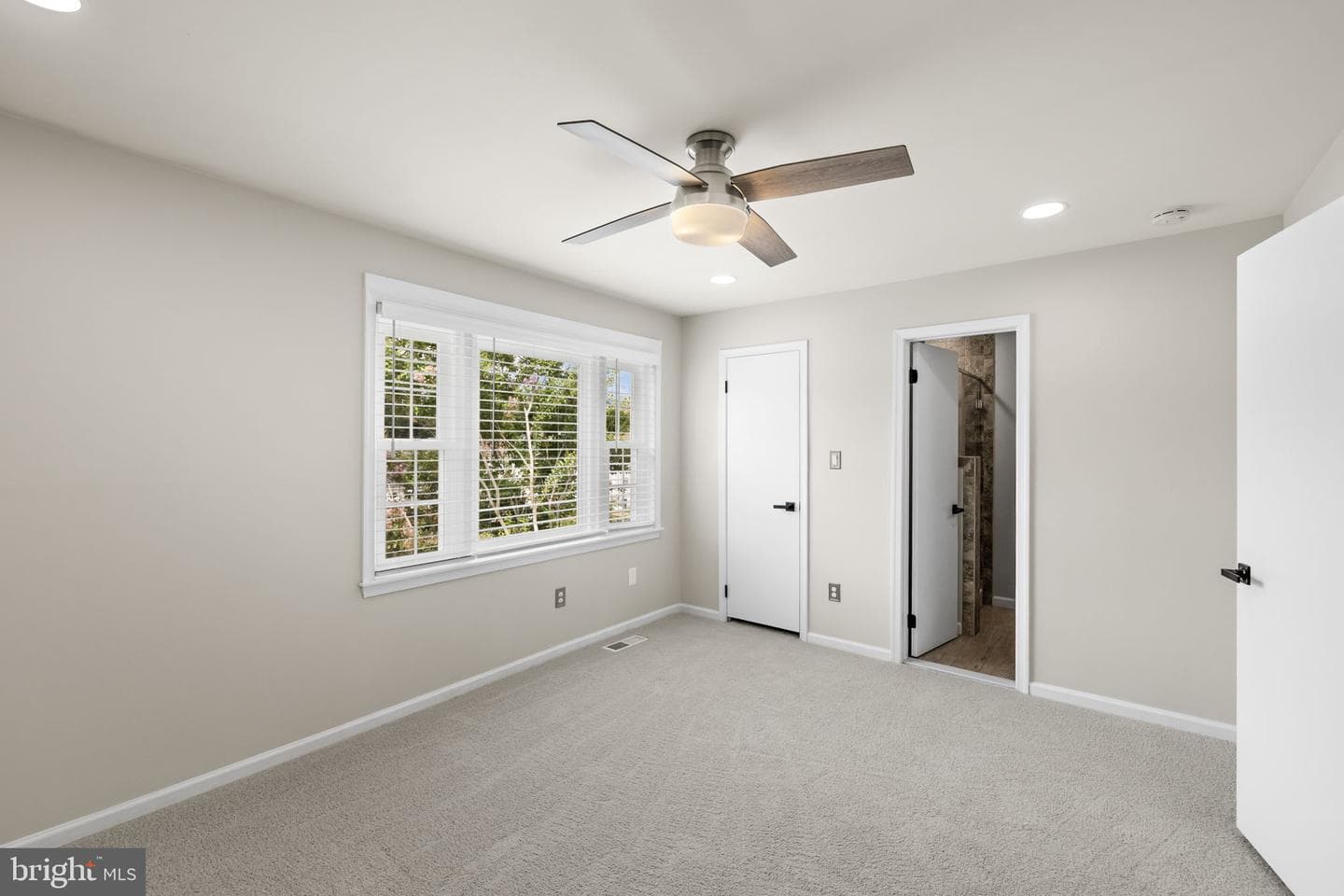 210 Leeds Court E photo 24