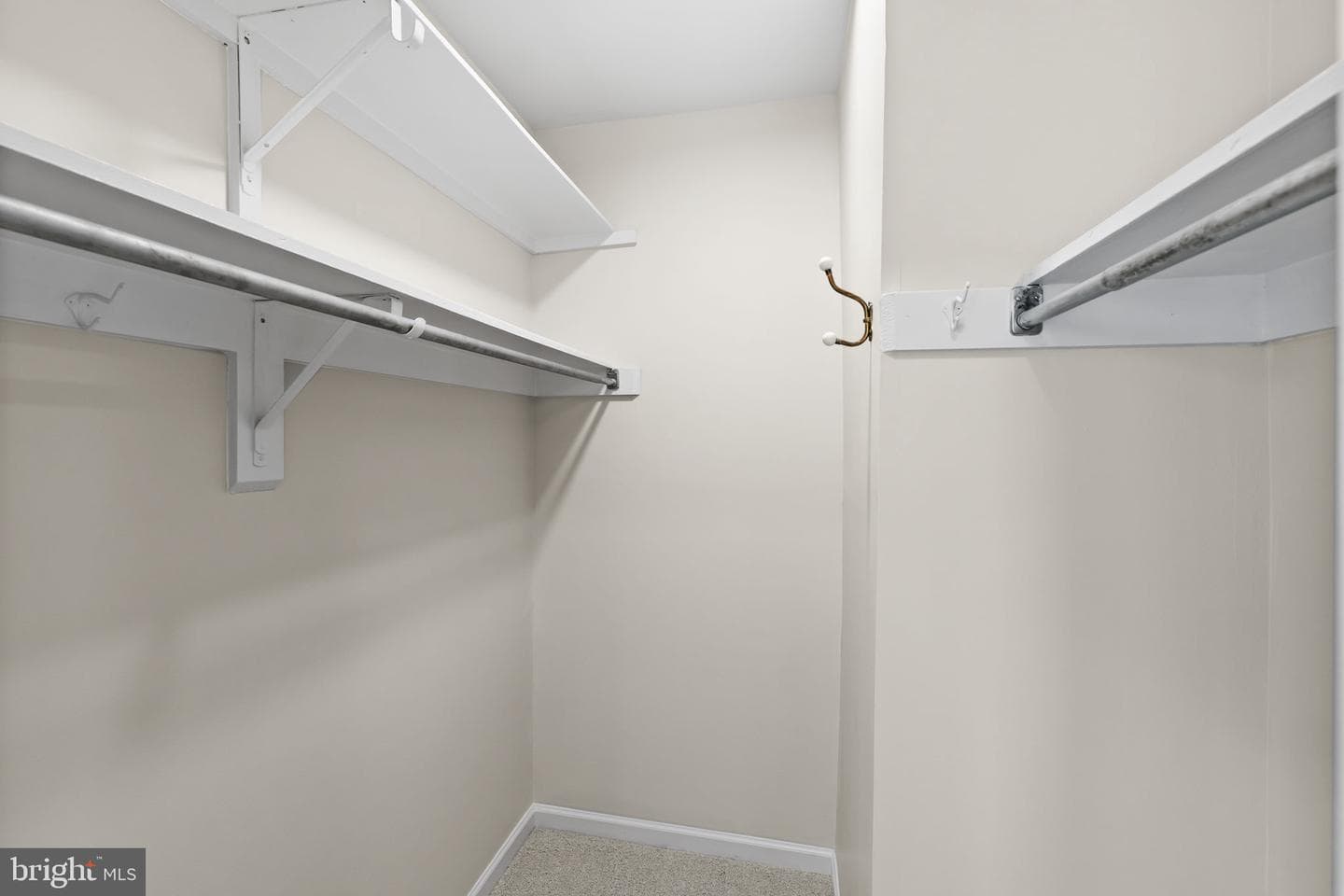 210 Leeds Court E photo 28