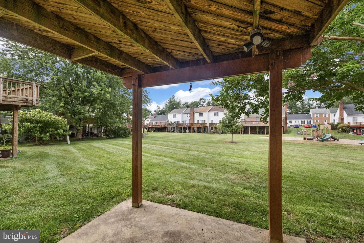 210 Leeds Court E photo 33