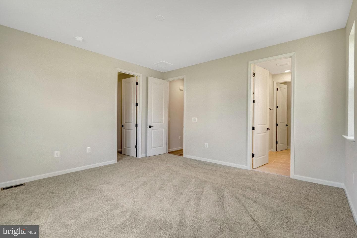 100 Midsummer Lane photo 26