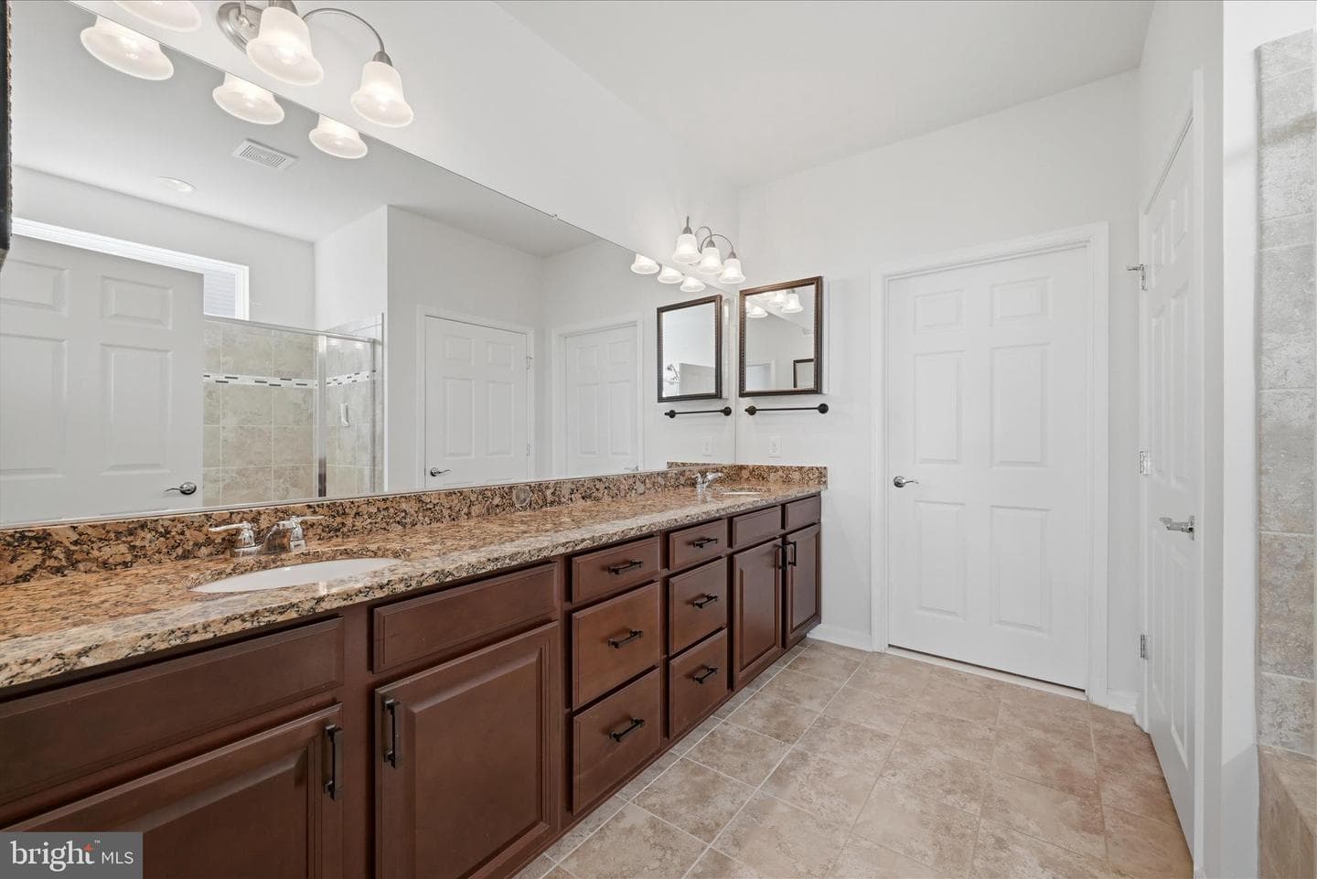 121 Hayvenhurst Court photo 23