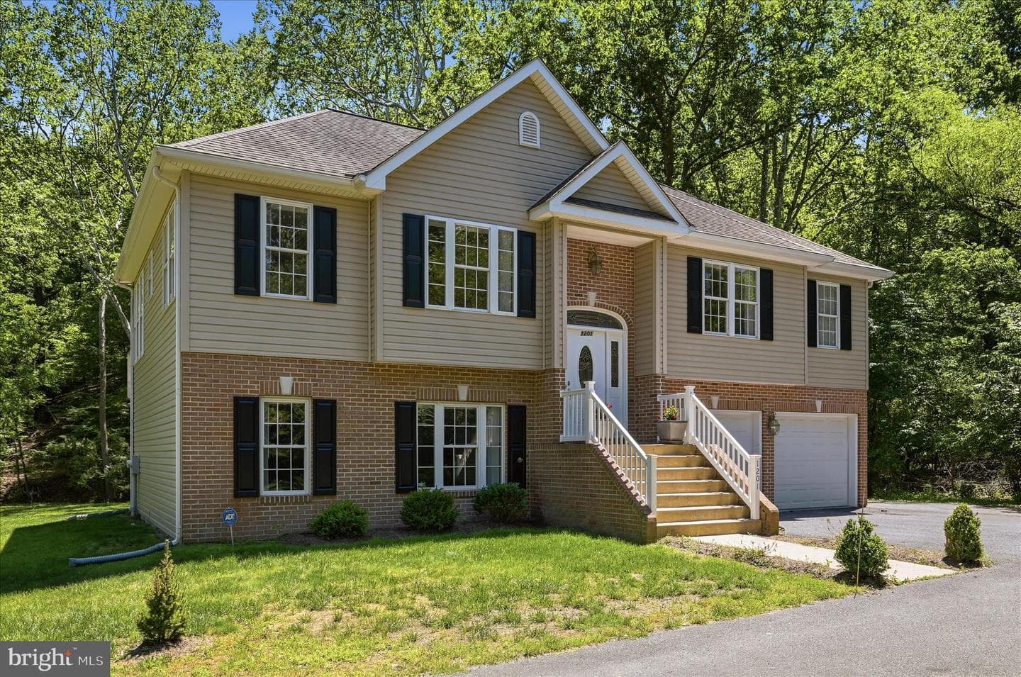 1201 Lakeview Drive