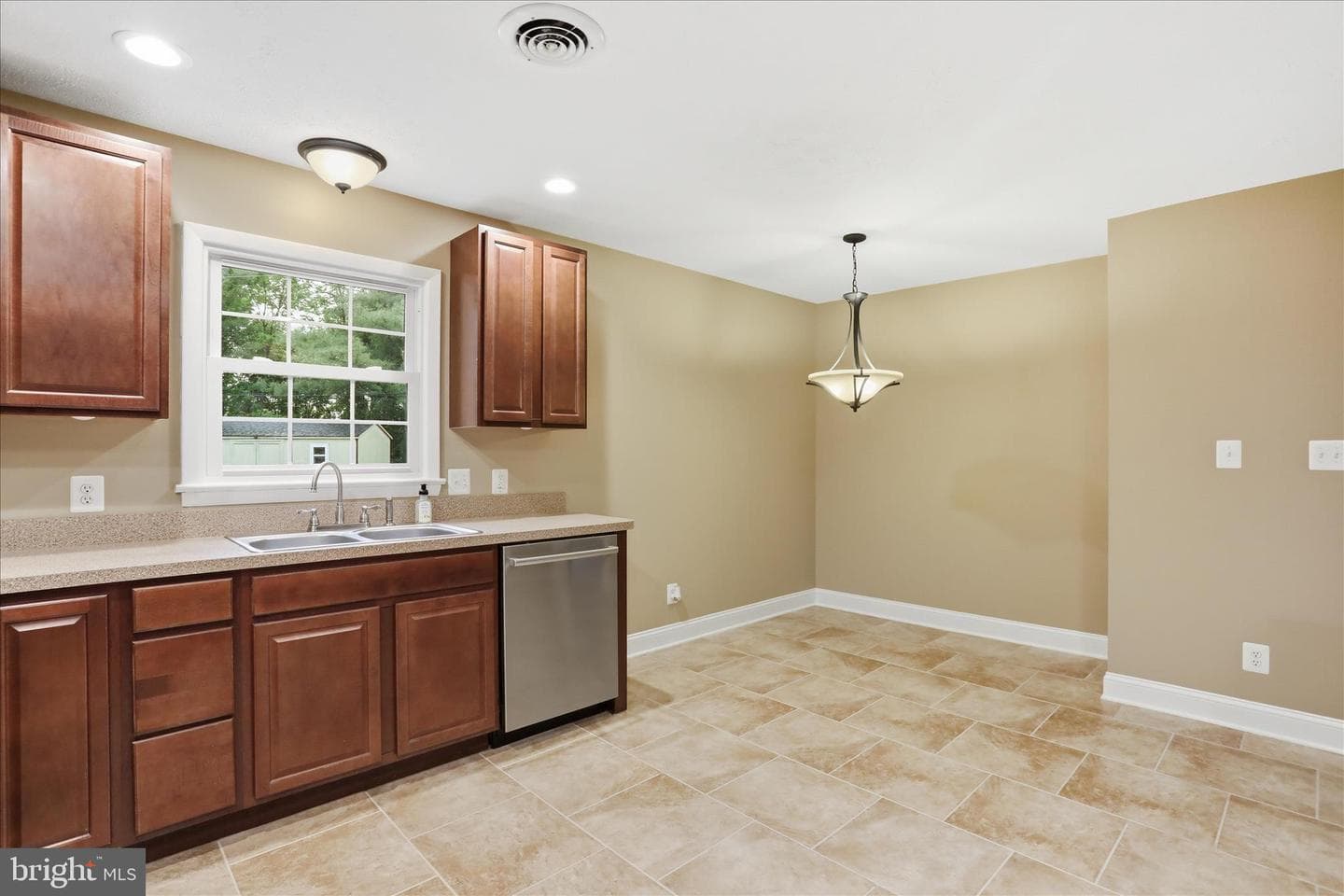 126 Meadowbrook photo 4