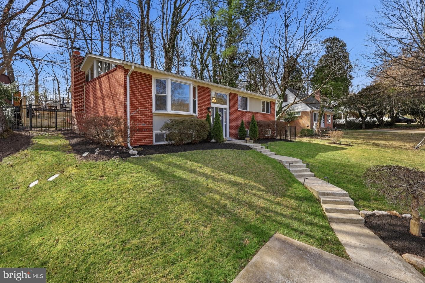 5613 Eastbourne Drive photo 2